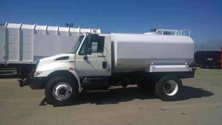 INTERNATIONAL Water TRUCK 33, 000#gvwr-NEW 2500GAL TANK-LANDSCAPER IRRIGATION- 6SP MAN 155K MILE (2009)