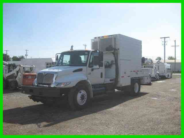 INTERNATIONAL 4300 7. 6L DT466 AL;LISON WITH 13 FOOT UTILITY BODY (2007)
