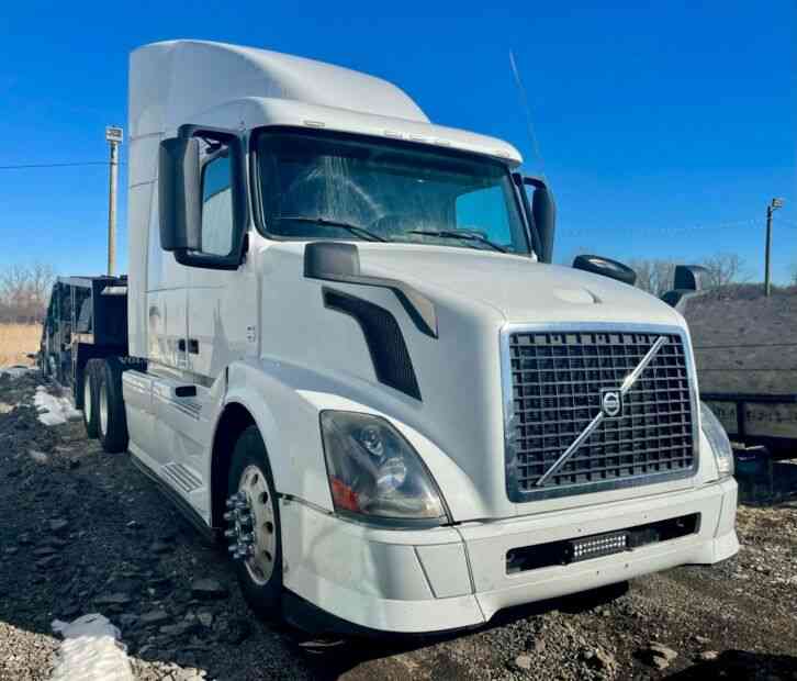 VOLVO VNL D13 Auto I-Shift, Sleeper, Cottrell Car Hauler (2014)