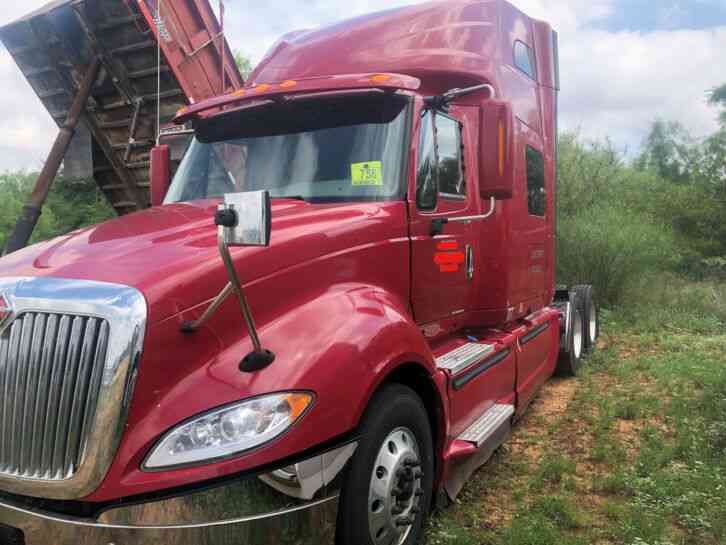 INTERNATIONAL PROSTAR SLEEPER SEMI TRUCK (2013)