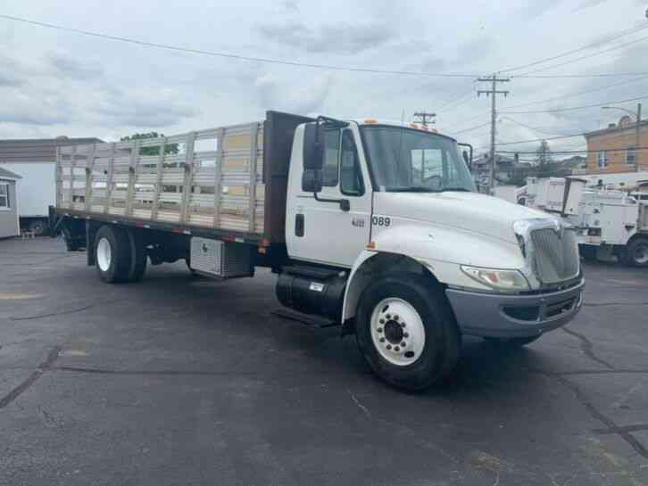 International 4300 24FT STAKE BODY FLAT BED DELIVERY TRUCK (2007)