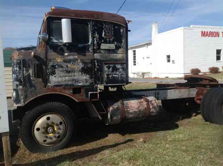 Kenworth Bull Nose (1950) : Sleeper Semi Trucks