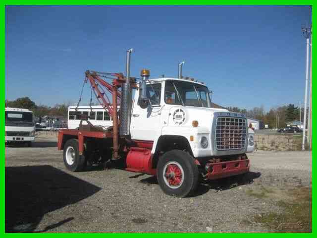 FORD 8000 318 DETROIT 13 SPEED WITH H HYDRAULIC WRECKER Used (1975)