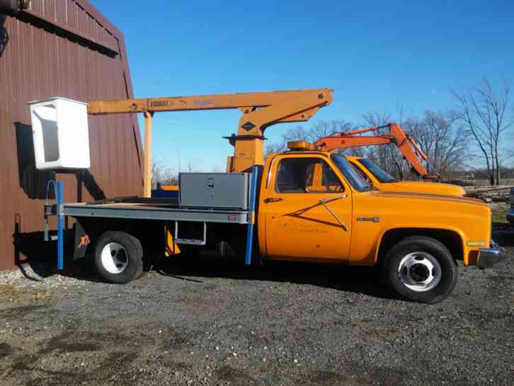 GMC C3500 1 ton Heavy Duty Flatbed boom truck (1987)