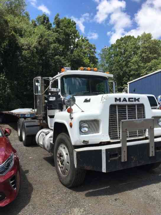 Mack R model (1988) : Daycab Semi Trucks