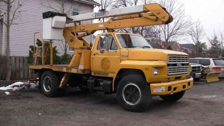 Ford F-700 Bucket Truck Baker VersaLift (1990)