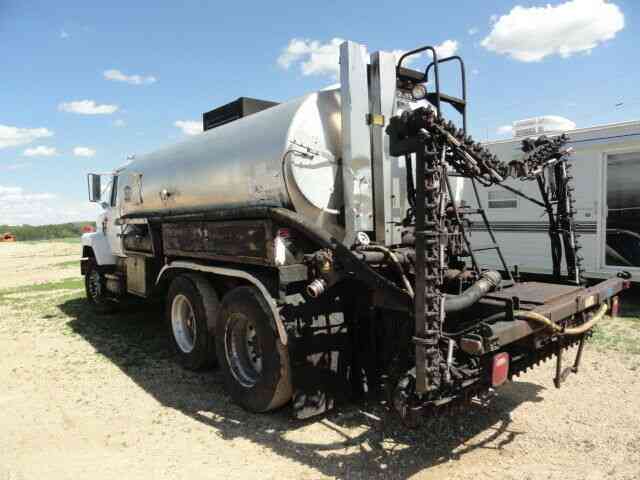 INTERNATIONAL tandem axle asphalt distributor spray truck (1990)