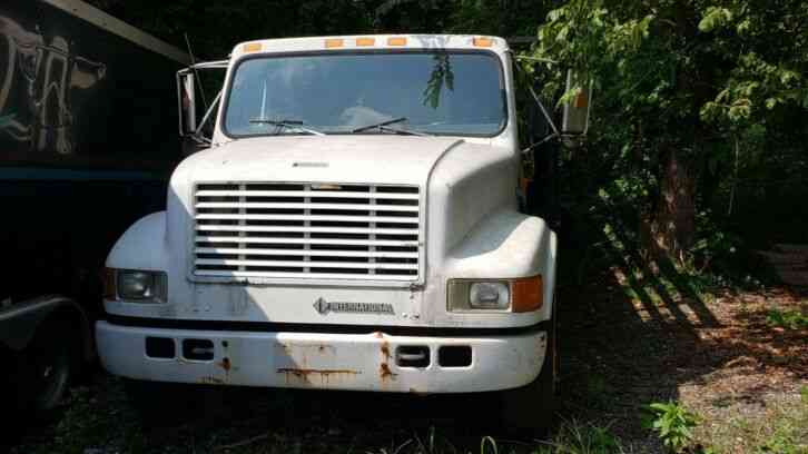 INTERNATIONAL 4900 SERIES STAKE BODY WITH LIFT GATE (1992)