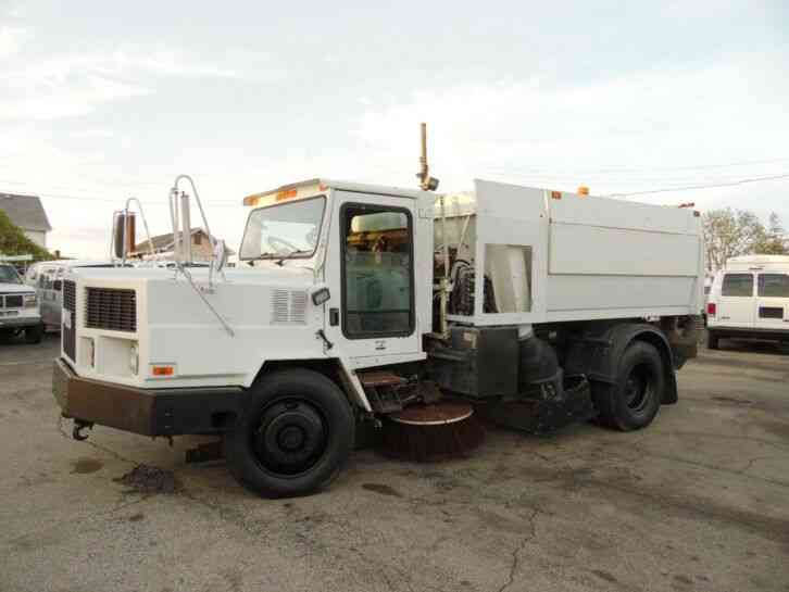 ATHEY ATHEY MOBILE STREET SWEEPER VACUUM TRUCK (1997)