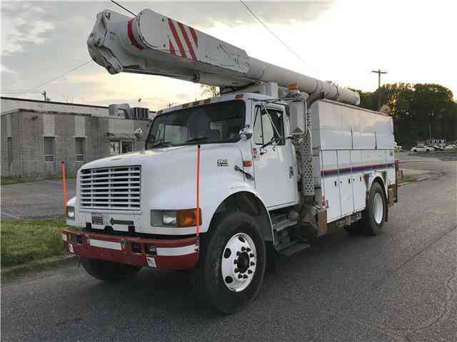 INTERNATIONAL 4900 ALTEC BUCKET TRUCK -- (1998)