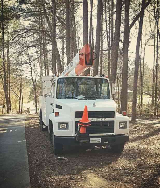 Mack Bucket Truck C200 (1999)