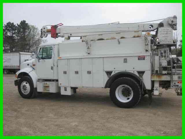 INTERNATIONAL 4700 DT466 ALLISON AC WITH ALTEC CRANE (1999)