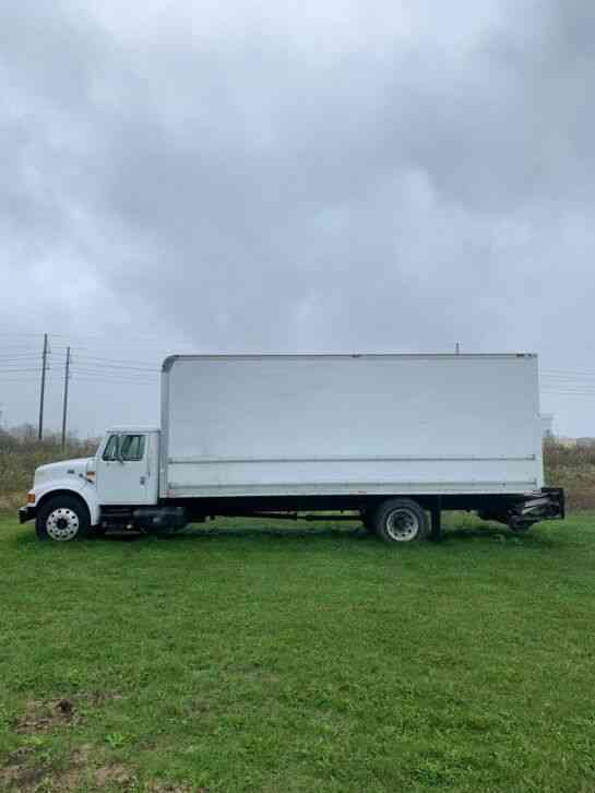 International 4900 Box Truck (1999)