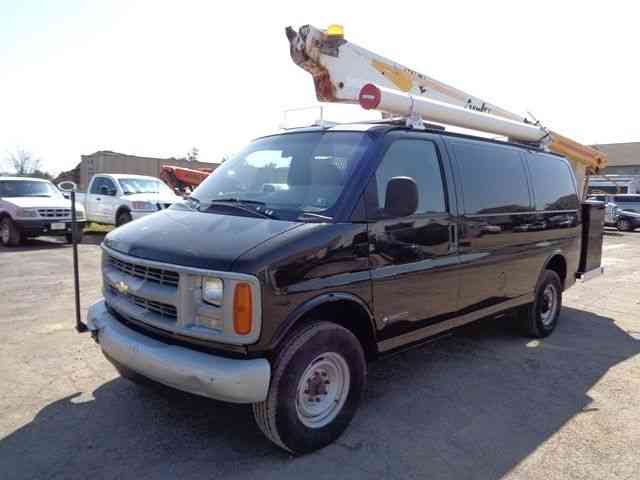 CHEVROLET 3500 BUCKET BOOM VAN TRUCK (2000)