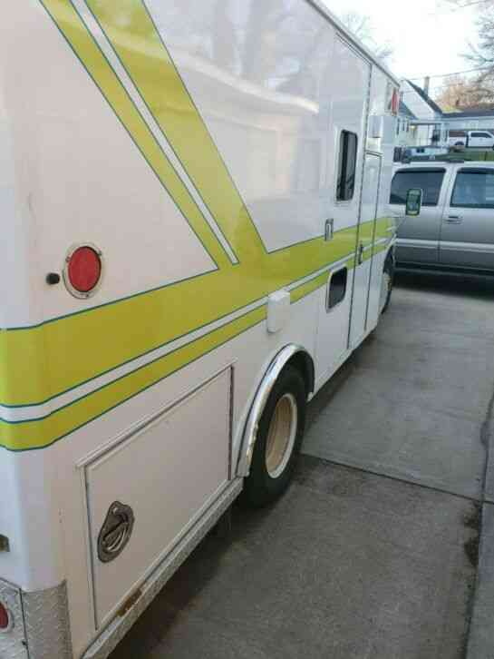 E450 Ford wheeled coach ambulance (2000)