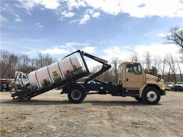 Freightliner FL70 Hooklift Rolloff -- (2000)