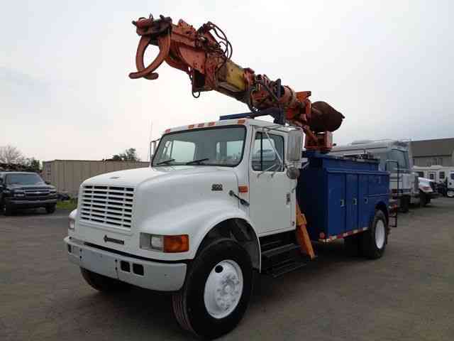 INTERNATIONAL 4700 DIGGER DERRICK BOOM CRANE TRUCK (2000)