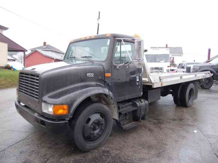 International 4700 ROLLBACK T444E DIESEL WRECKER TRUCK (2000)