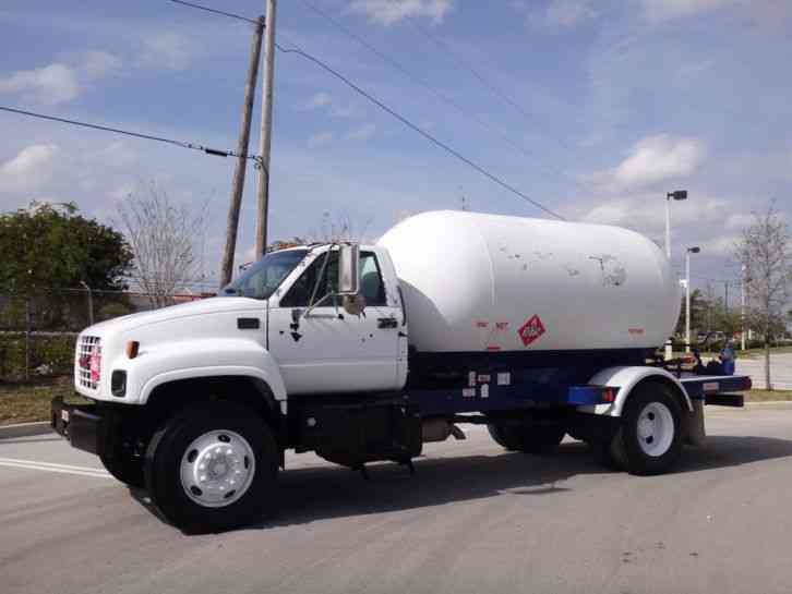 GMC C7500 Fuel Tanker Truck (2001)