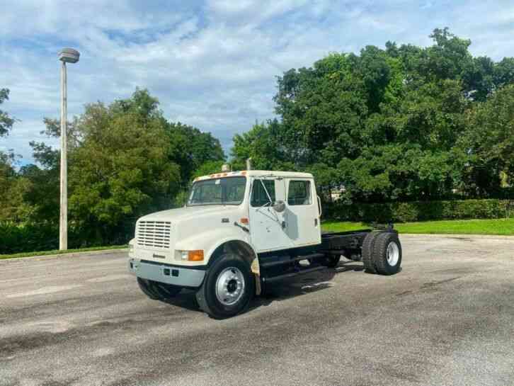 International 4700 Cab and Chassis (2001)