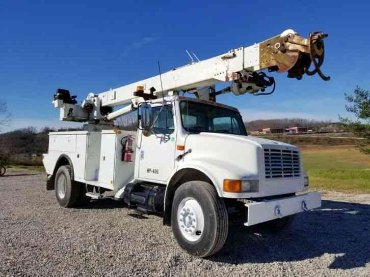 International 4700 MTI 45' Diesel Navistar 6-Speed Digger Derrick (2001)