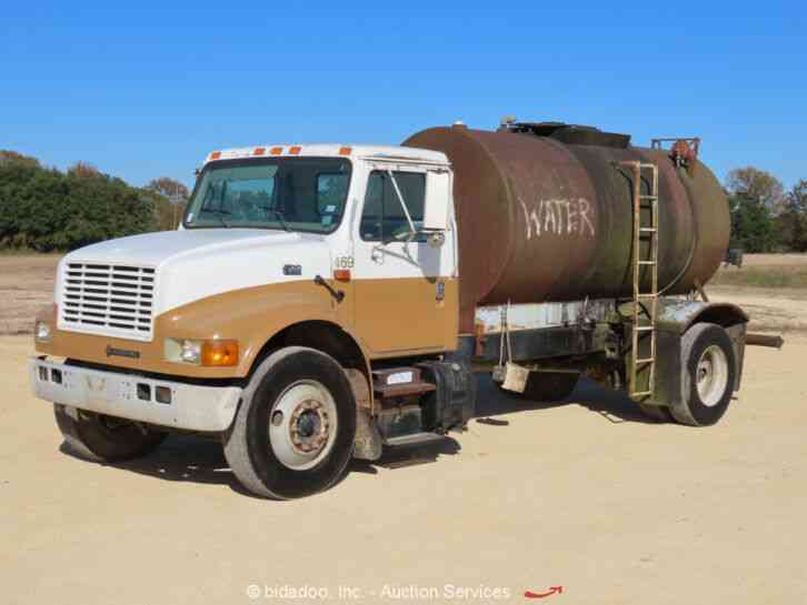 International 4700 Navistar 2000 Gallon Water Truck Tank A/T bidadoo (2001)