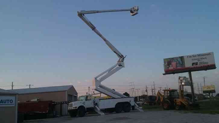 International 4900 105' Bucket Truck (2001)