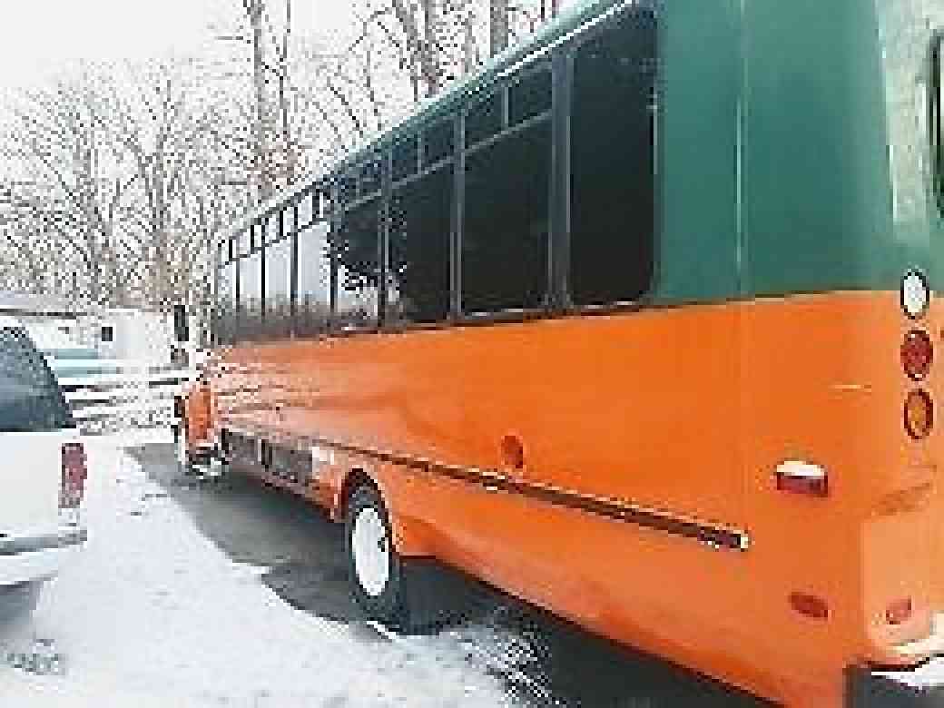 International 3400 bus (2001)