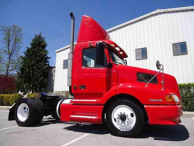 Volvo VNL42T (2001)