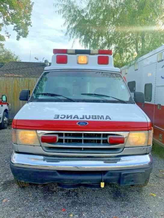 Ford E-350 7. 3L Diesel Type II Ambulance (2002)
