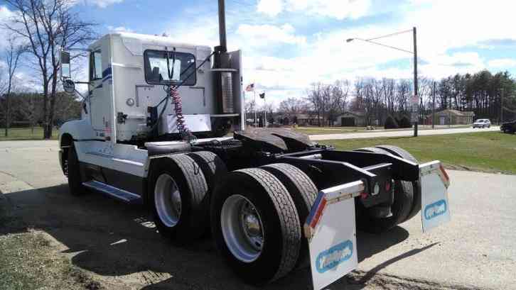 FREIGHTLINER FLD (2002) : Daycab Semi Trucks