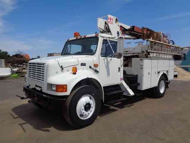 INTERNATIONAL 4900 DIGGER DERRICK BOOM CRANE DT466 DIESEL (2002)