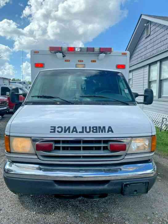Ford E-350 7. 3L Diesel Type III Ambulance (2003)