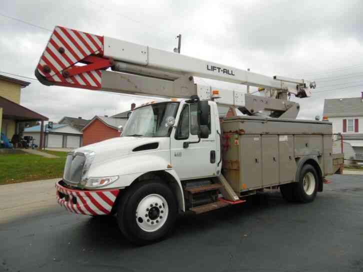 International 4400 BUCKET TRUCK 55FT BOOM BED ONE OWNER (2003)