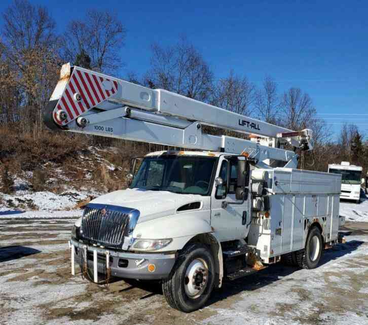 International 4400 Boom Bucket Truck - Crane with Sidewinder Winch - DT466 (2003)