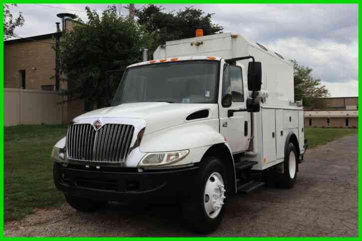 International 4400 DT466 Service Body - Liquidation Sale! No Reserve (2003)