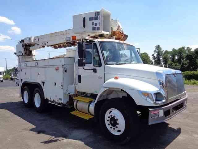 INTERNATIONAL 7400 DIGGER DERRICK BUCKET TRUCK (2003)