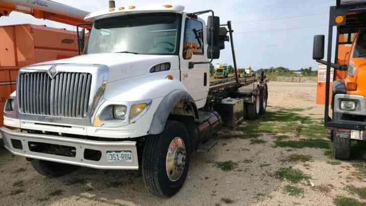 INTERNATIONAL 7600 roll off container truck (2003)