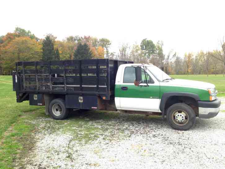 CHEVROLET 3500 HD SILVERADO W/LIFTGATE 3500HD STAKEBODY (2004)