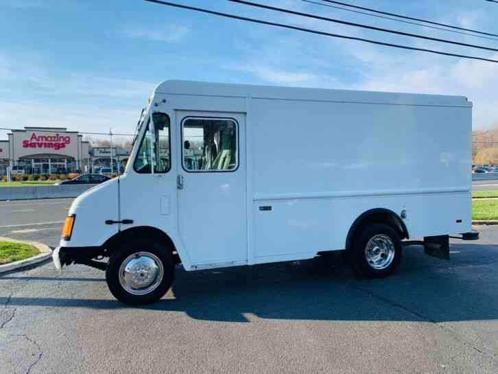 Workhorse WORKHORSE 12'6  BOX WITH A 5. 3 V8 GAS MOTOR (2004)