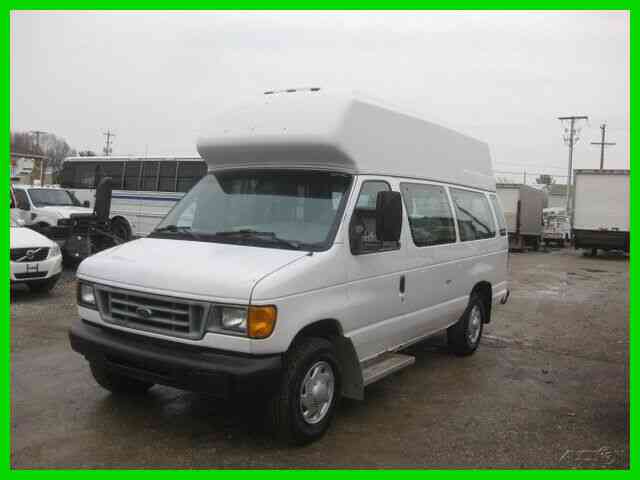 FORD E350 5. 4L GAS AUTO WITH GOSHEN 10 PASSENGER BUS WITH HANDICAP LIFT (2004)