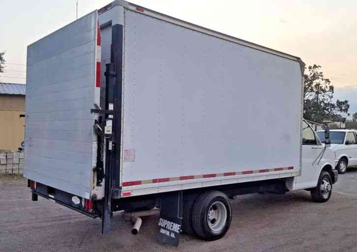 Chevrolet G3500 Cab Chassis Box Truck Cutaway White (2004)