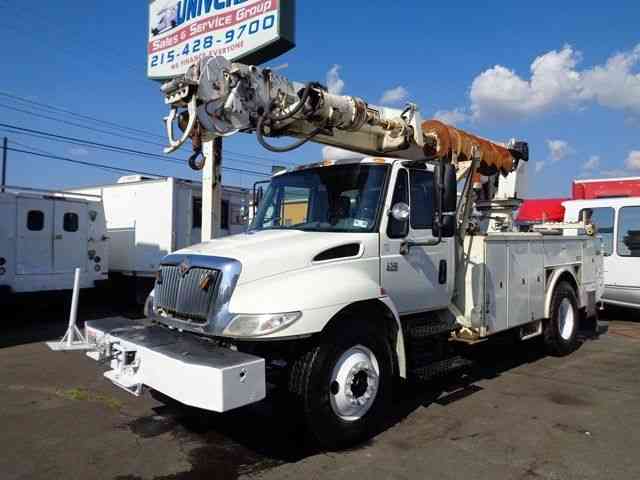 International 4300 DIGGER DERRICK BOOM CRANE TRUCK DT466 DIESEL (2004)