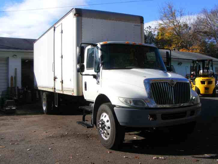 International 4300 Dt466 Box Truck 24Ft With Lift Gate (2004) : Van