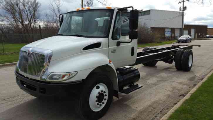 International 4300 CAB AND CHASSIS (2004)