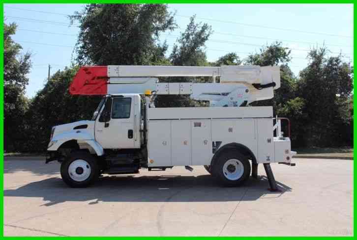 International 7400 bucket truck (2004)