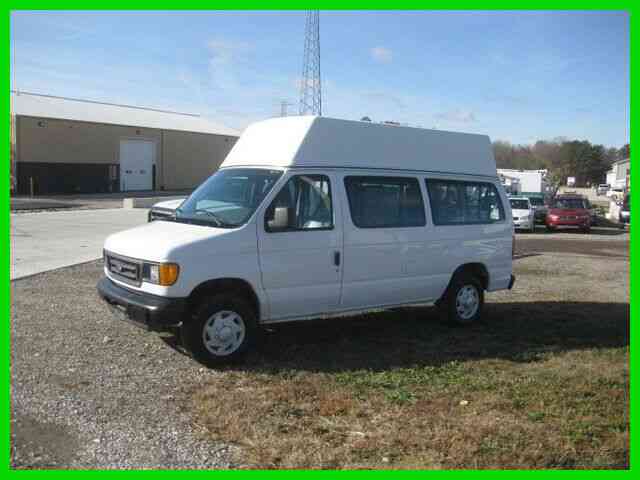 FORD E250 5. 4L 'HIGH TOP' ''WITH WHEELCHAIR LIFT'' E250 (2005)