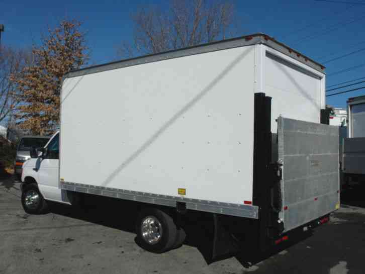 Ford 15 FT BOX TRUCK / LIFT GATE / DIESEL (2005) : Van / Box Trucks