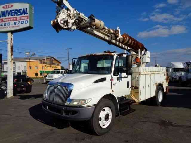 INTERNATIONAL 4300 DIGGER DERRICK TRUCK (2005)