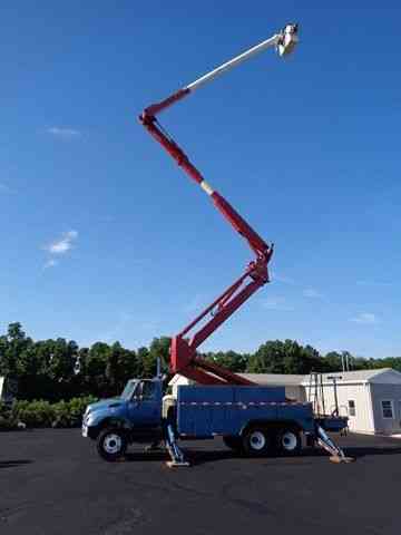 INTERNATIONAL 7400 105' ELEVATOR BUCKET BOOM TRUCK (2005)